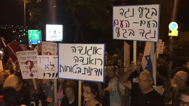 הפגנה שאין צודקת ממנה. תושבי דרום ת"א בהפגנה נגד ביתה של נאור