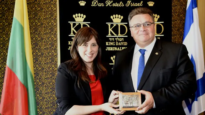 Hotovely presenting gift to Lithuanian FM