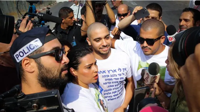 Azariya meets with supporters before entering prison