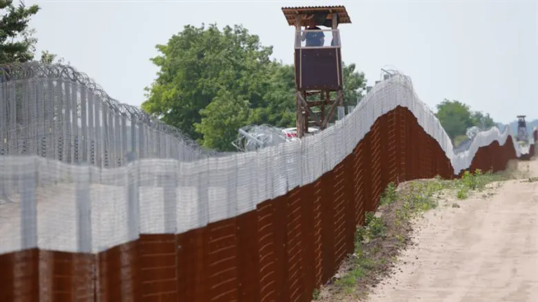Serb-Hungarian border fence