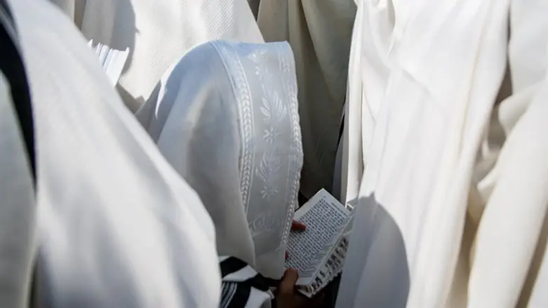 יהודים עטופים בטלית בתפילה