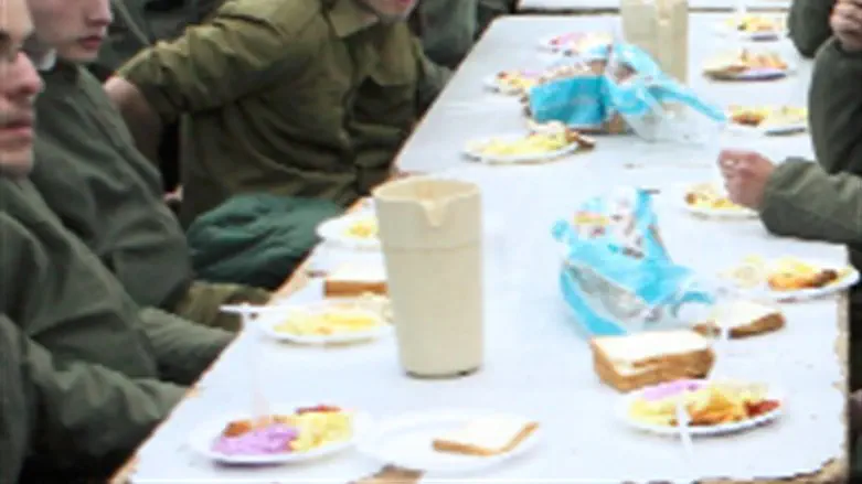 soldiers eating