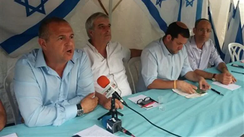 Judea-Samaria leaders in past protest tent