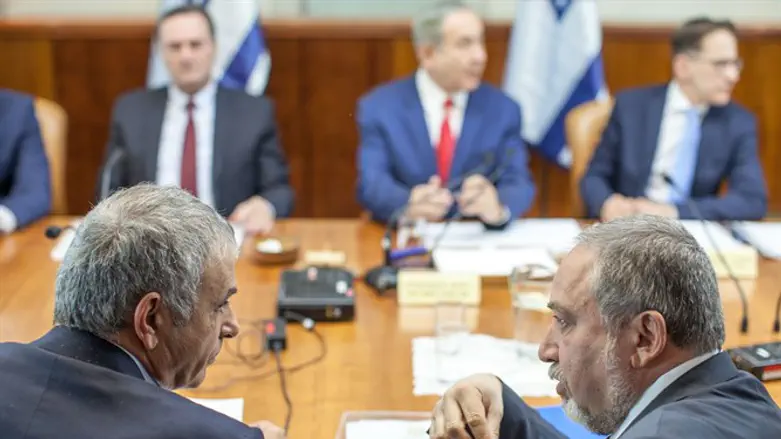 Avigdor Liberman and Moshe Kahlon at a government meeting