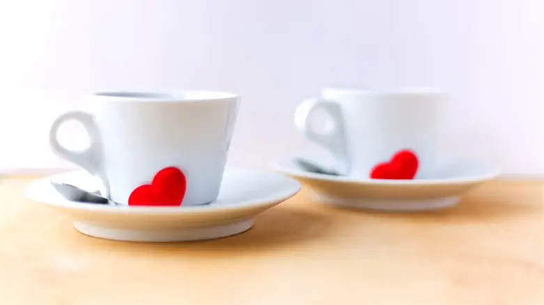 דייט קפה שתיה כוסות זוגיות זוג אהבה לבבות