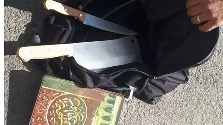 הסכין והקוראן שנתפסו בידי מחבל
