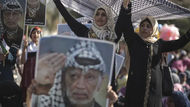 Жители Газы на торжествах, устроенных в память Ясира Арафата