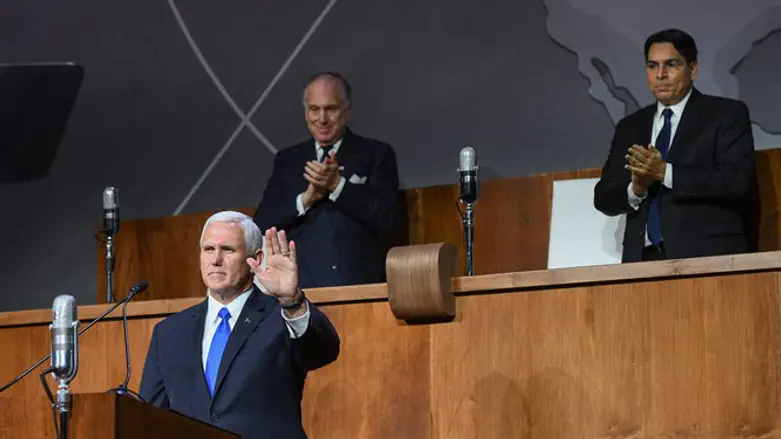 "אוהב את ישראל יותר מאיתנו". סגן הנשיא מייק פנס בטקס