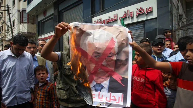 Gazans burn photo of Mahmoud Abbas