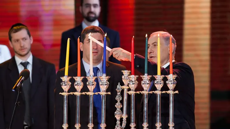 Binyamin Netanyahu lights Hanukkah candles