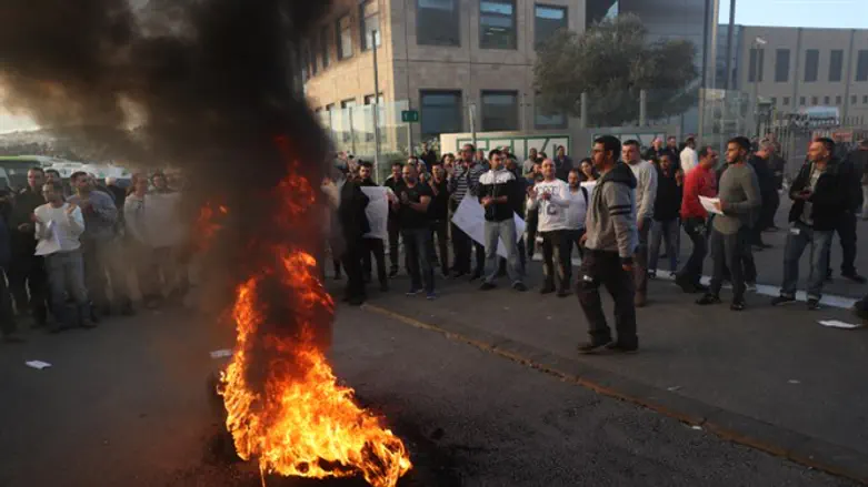 Teva employees protest in Jerusalem