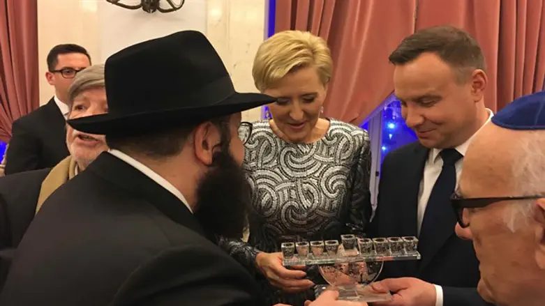 Rabbi Stambler grants the menorah to President Duda