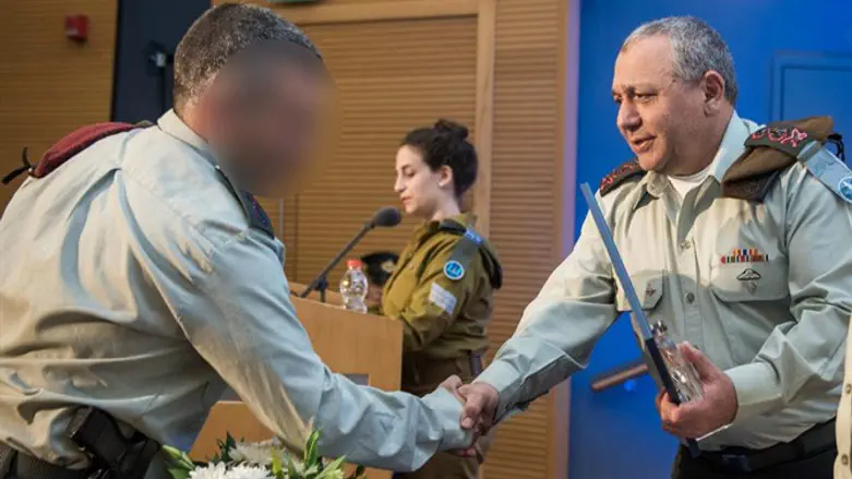 Chief of Staff presents award to Commander of the Duvdevan Unit