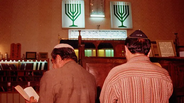 Iranian Jews pray at a synagogue in Shiraz (archive)