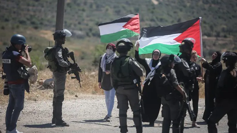 Солдаты ЦАХАЛ и палестинские бунтари