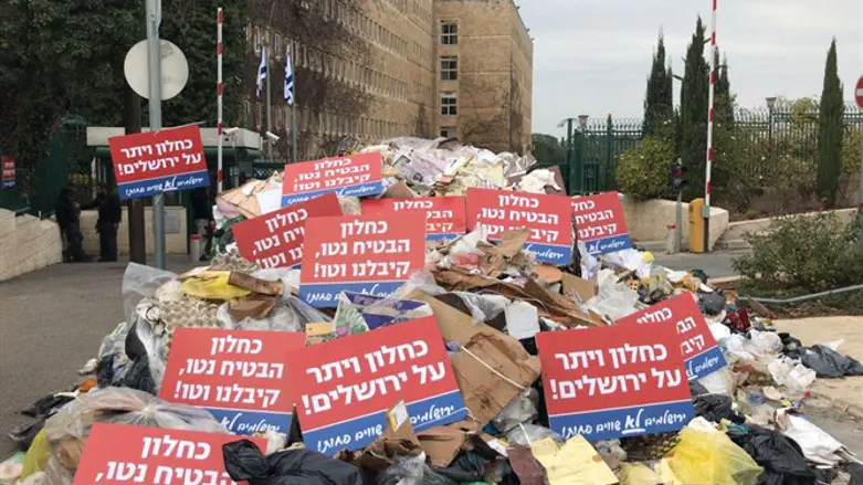 Иерусалим: гора мусора у Минфина