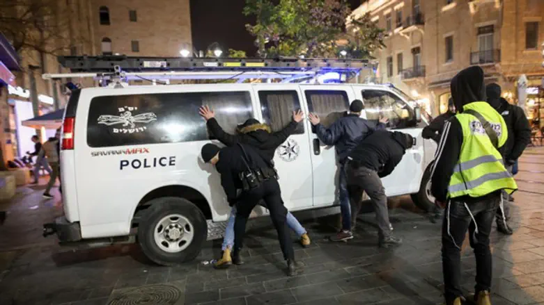 Иерусалимская полиция задерживает подозреваемых. (Архив)