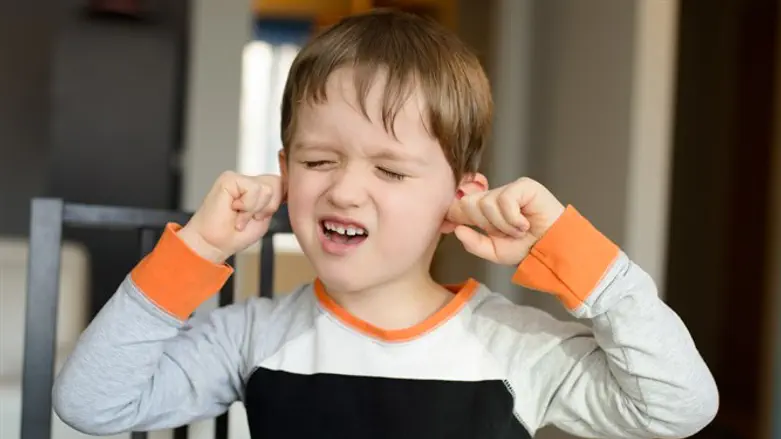 ילד חולה דלקת אוזניים כאב