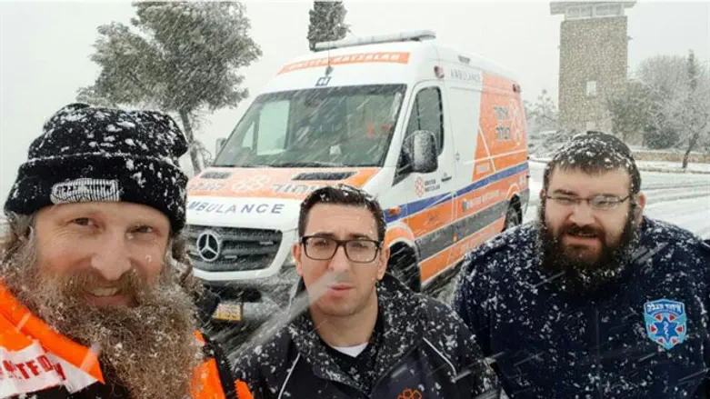 Волонтеры United Hatzalah в зимний шторм