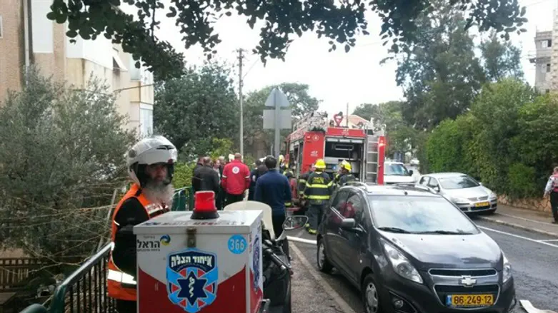 United Hatzalah volunteers responding to the fire on Monday morning