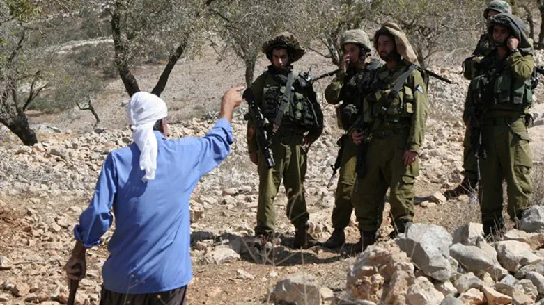 Arab argues with IDF soldiers near Yitzhar