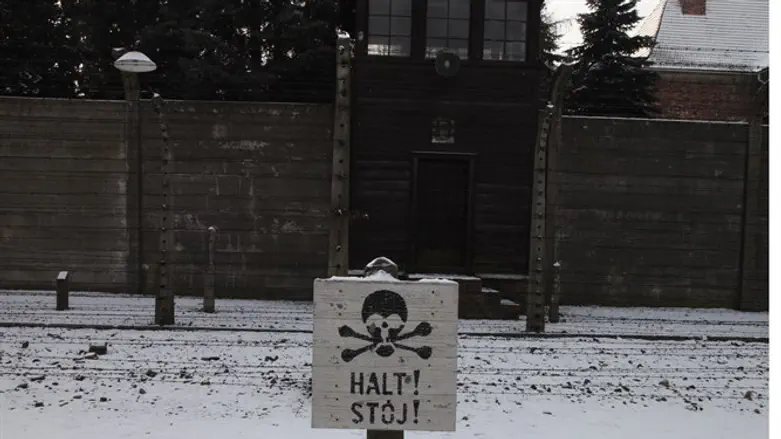 Sign at Auschwitz in German and Polish