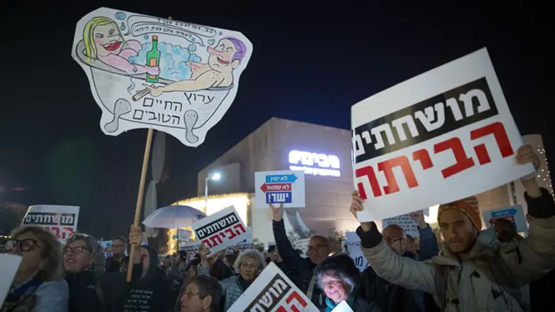 Weekly anti-Netanyahu demonstration in Tel Aviv