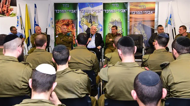 Президент Израиля - в гостях у солдат батальона "Нецах Иегуда"