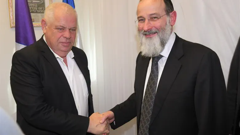 Rabbi Dovid Hofstedter meets with Ronen Plott