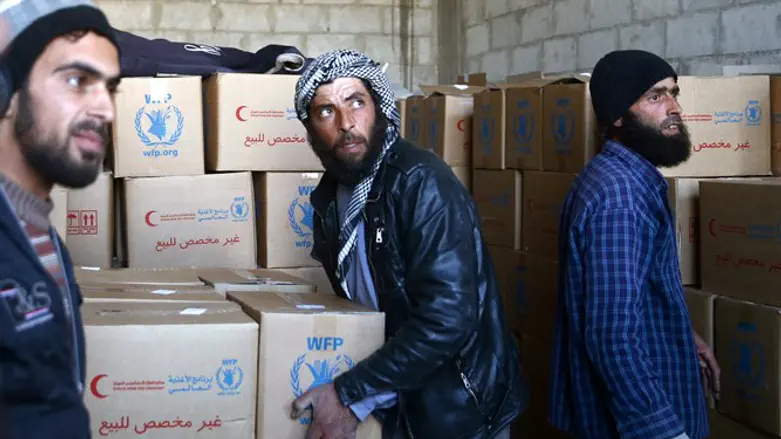 Сирийцы и коробки гуманитарной помощи
