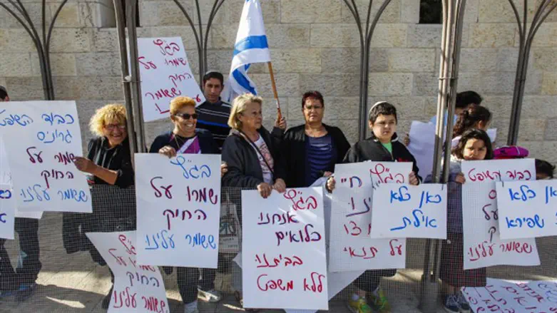 South Tel Aviv residents protest outside High Court