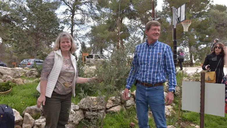 US Congressman and wife plant tree at Oz VeGaon
