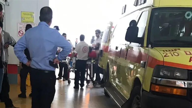 Скорая помощь привезла в больницу пострадавших в теракте в Акко