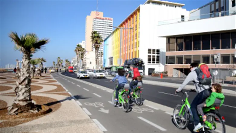 Tel Avivians on public bikes