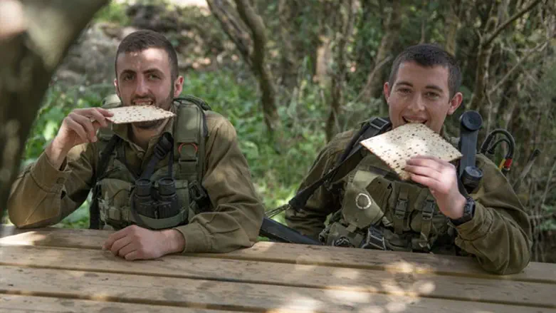 солдаты ЦАХАЛ едят мацу. Иллюстрация