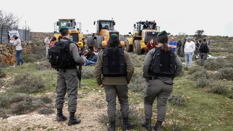 Civil Administration and Border Police arrive with tractors to demolish Netiv HaAvot