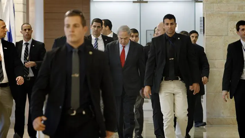 Биньямин Нетаньяху в окружении охранников