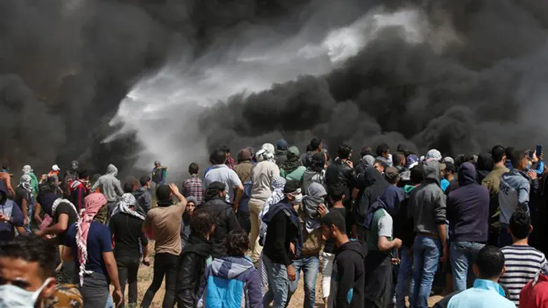 מתפרעים פלסטינים בגבול הרצועה