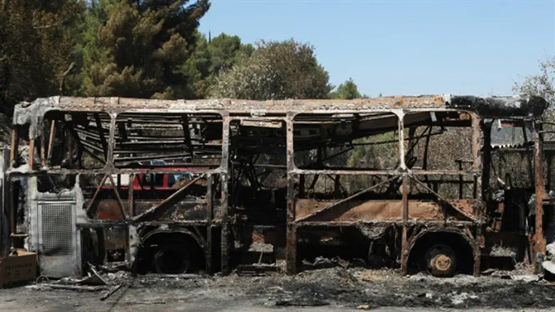 Сгоревший автобус (иллюстрация)