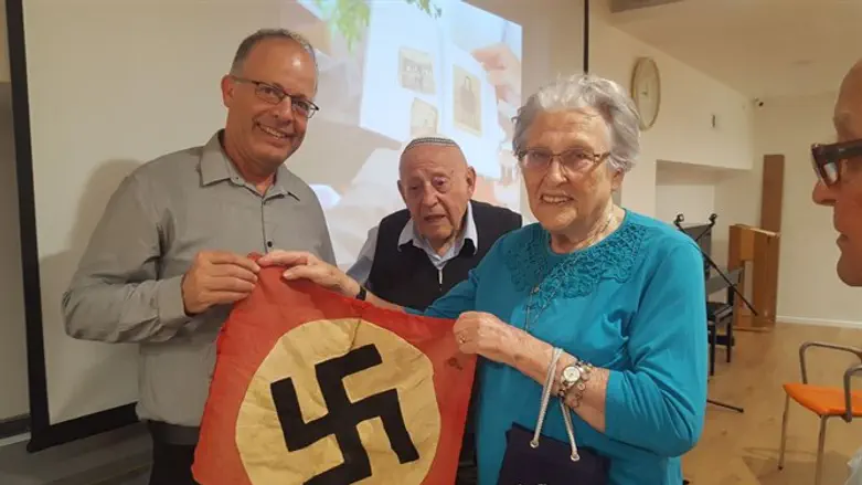 Передача нацистского флага в архв "Яд Вашем"