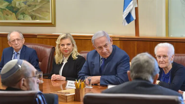 Биньямин Нетаньяху с супругой на встрече с пережившими Холокост