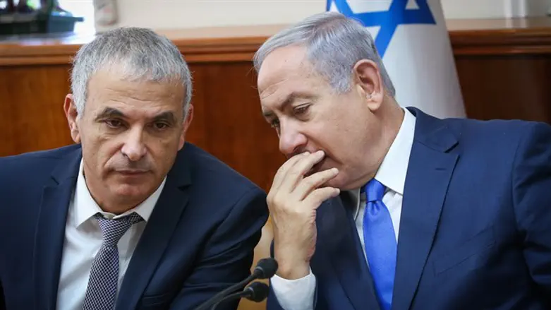 Netanyahu (right) meets with Kahlon (left)