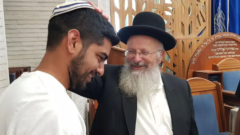 Rabbi Eliyahu meets with soldier's brother