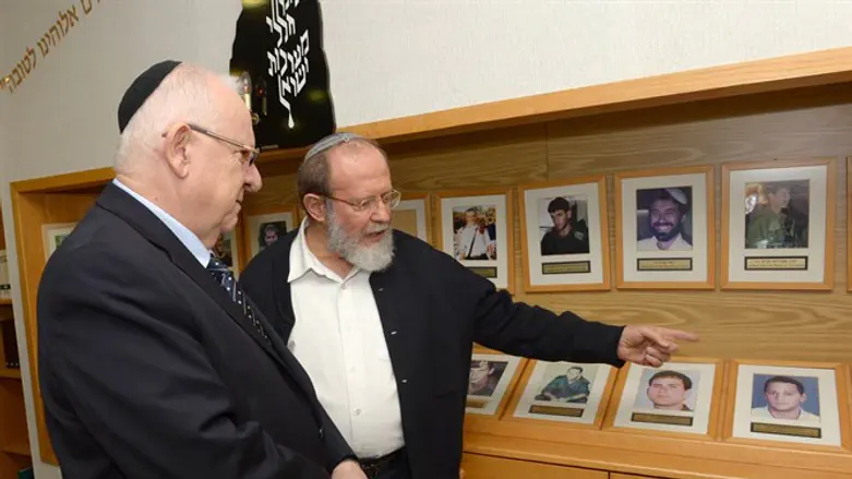 הרב סדן והנשיא בחדר ההנצחה ב'בני דוד'