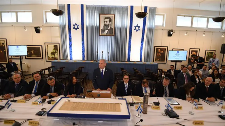 ישיבת הממשלה המיוחדת בבית העצמאות בתל אביב.