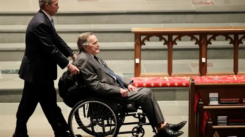 Джордж Буш-старший и Джордж Буш-младший на похоронах Барбары Буш