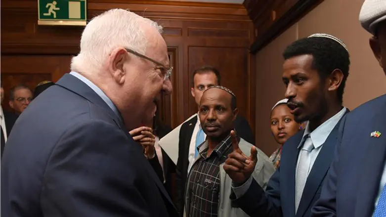 Реувен Ривлин на встрече с эфиопскими евреями