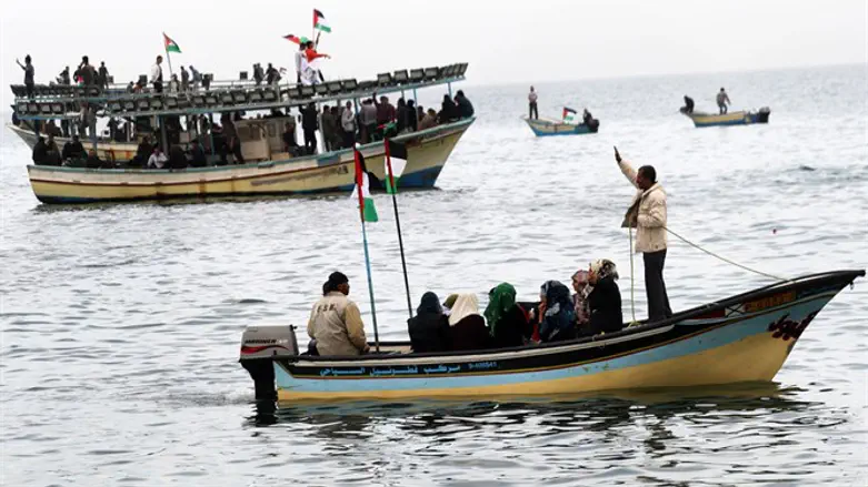 Gazan fishermen challenge naval blockade in boats (archive)