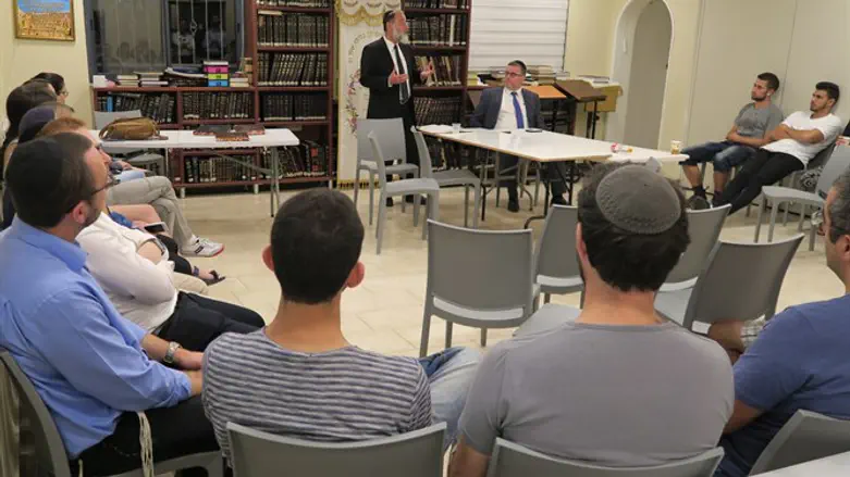 Rabbi Dovid Hofstedter speaks at Technion