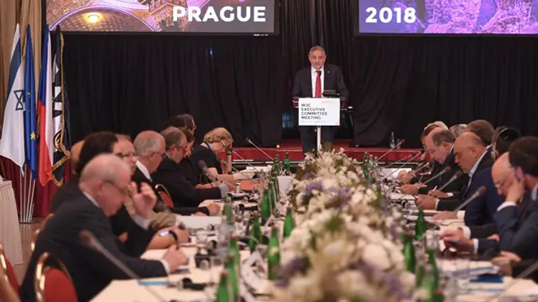 Singer speaks before Jewish leaders in Prague